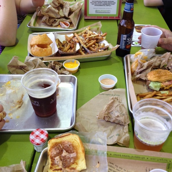 รูปภาพถ่ายที่ BurgerFi โดย Olga B. เมื่อ 6/29/2014