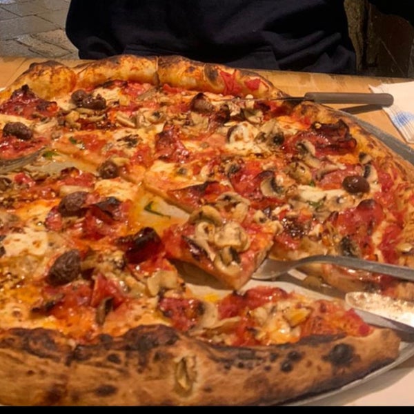 Amazing pizza! We shared one entire one with my gf (they’re massive) and actually finished it. Would say equals 2 pizza. Best part is not feeling like dying after eating so much. Top quality.