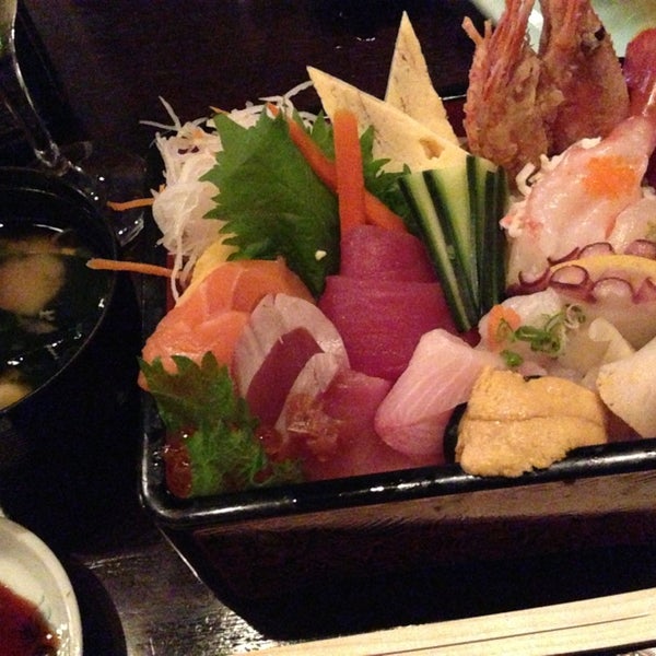 รูปภาพถ่ายที่ Mizuki Japanese Cuisine &amp; Sushi โดย Yukari F. เมื่อ 4/3/2013