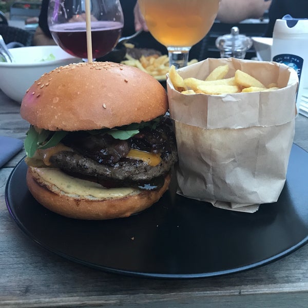 Foto tomada en &#39;t Koningshuis Beef &amp; Burgers  por Margo B. el 8/22/2018