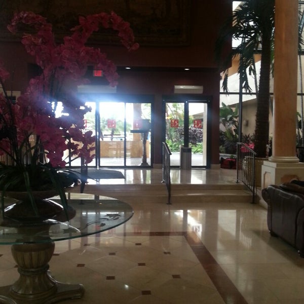 Foto diambil di Regency Hotel Miami oleh Monique M. pada 3/17/2013