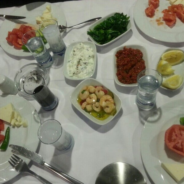 Foto scattata a Mavraki Balık Restaurant da Ahmet L. il 3/12/2016