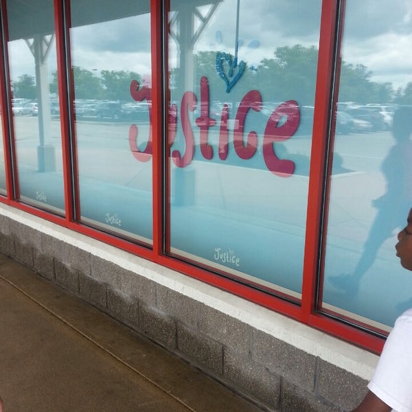 7/6/2013にRanita B.がTanger Outlet Jeffersonvilleで撮った写真