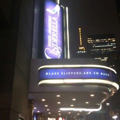 Foto tomada en Cinderella on Broadway  por Ronal B. el 1/29/2013