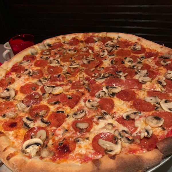 3/8/2020 tarihinde Adrian J.ziyaretçi tarafından Home Slice Pizza'de çekilen fotoğraf