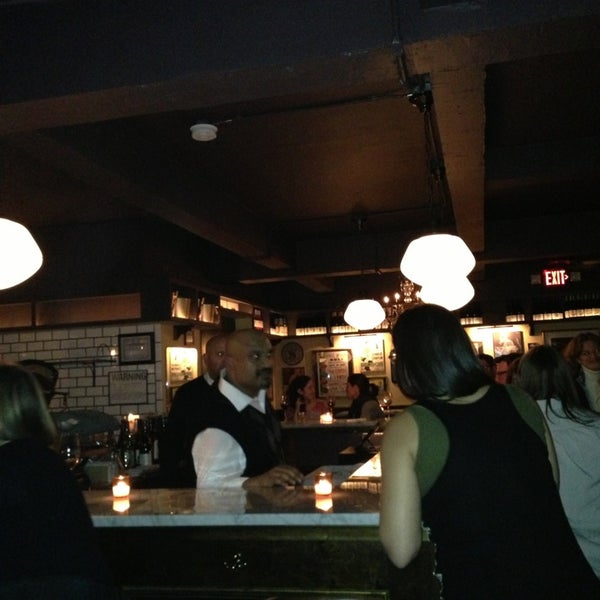 Foto scattata a Vanguard Wine Bar da Daniel M. il 12/28/2012