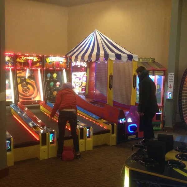 2/2/2013 tarihinde Karla K.ziyaretçi tarafından Park Bowl Restaurant &amp; Arcade'de çekilen fotoğraf