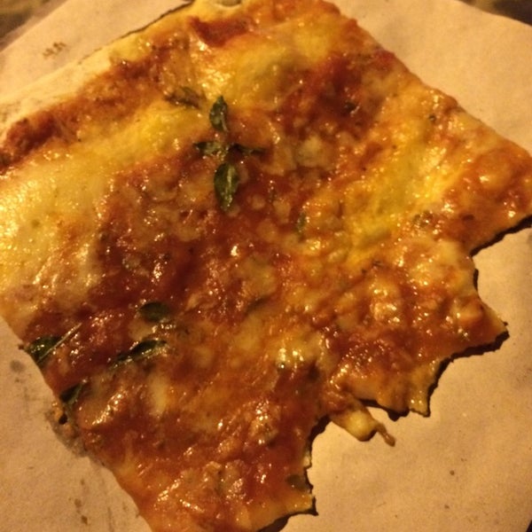 รูปภาพถ่ายที่ Pizza โดย @valentim.dom 🔱 เมื่อ 10/19/2014