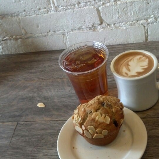 รูปภาพถ่ายที่ Root Hill Café โดย Diane H. เมื่อ 3/17/2013