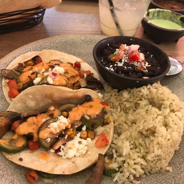 Снимок сделан в Lola&#39;s Mexican Cuisine пользователем Eric S. 7/8/2017