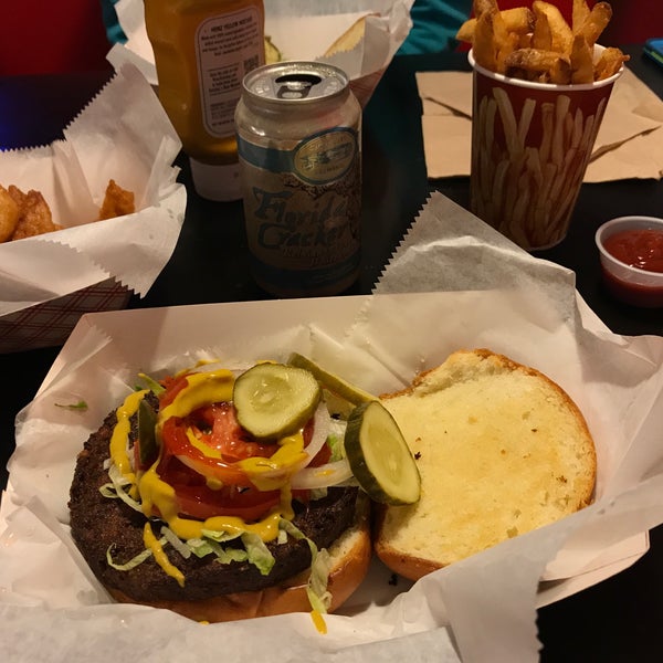 Das Foto wurde bei Beth&#39;s Burger Bar von Eric S. am 11/9/2017 aufgenommen