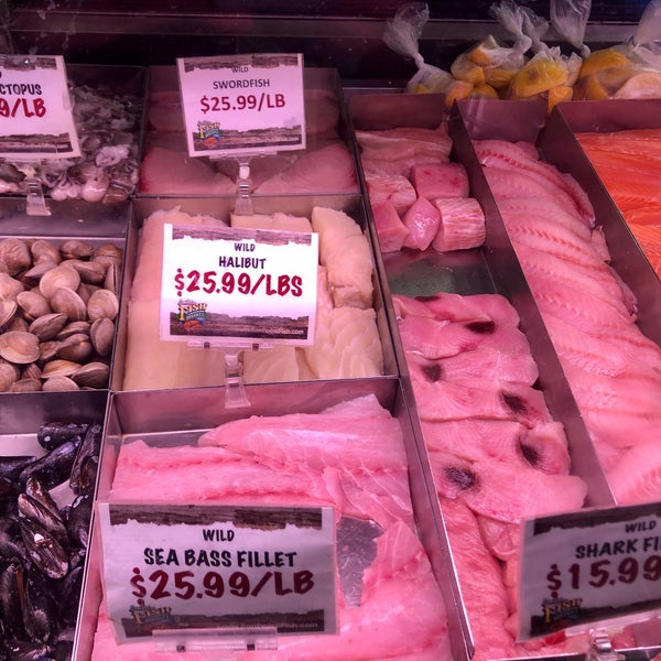 รูปภาพถ่ายที่ San Pedro Fish Market @The Landing โดย Eric S. เมื่อ 8/1/2020