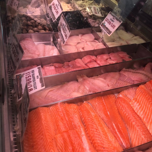 Foto scattata a San Pedro Fish Market @The Landing da Eric S. il 8/8/2020