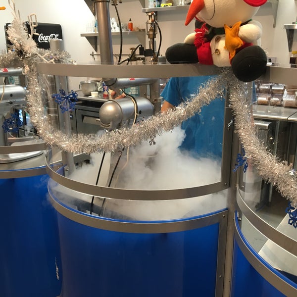 12/16/2015 tarihinde Marcell T.ziyaretçi tarafından Brain Freeze Nitrogen Ice Cream &amp; Yogurt Lab'de çekilen fotoğraf
