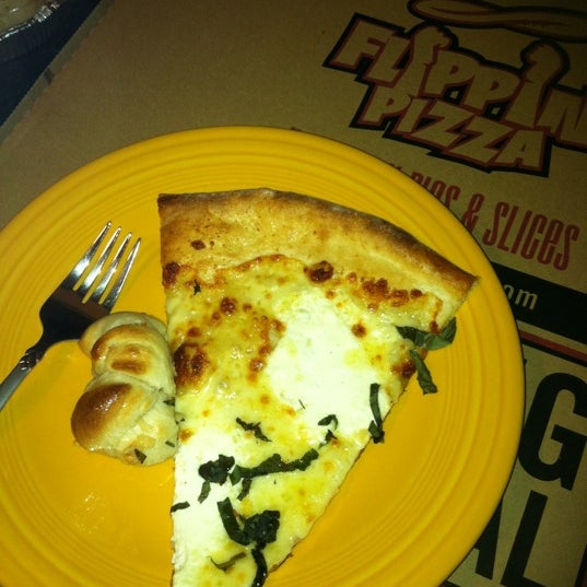 Foto diambil di Flippin&#39; Pizza Reston oleh Dorothy W. pada 12/2/2012