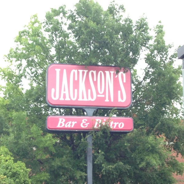 รูปภาพถ่ายที่ Jackson&#39;s Bar &amp; Bistro โดย Melissa Y. เมื่อ 7/27/2013