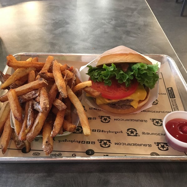 3/13/2019 tarihinde Ray G.ziyaretçi tarafından BurgerFi'de çekilen fotoğraf
