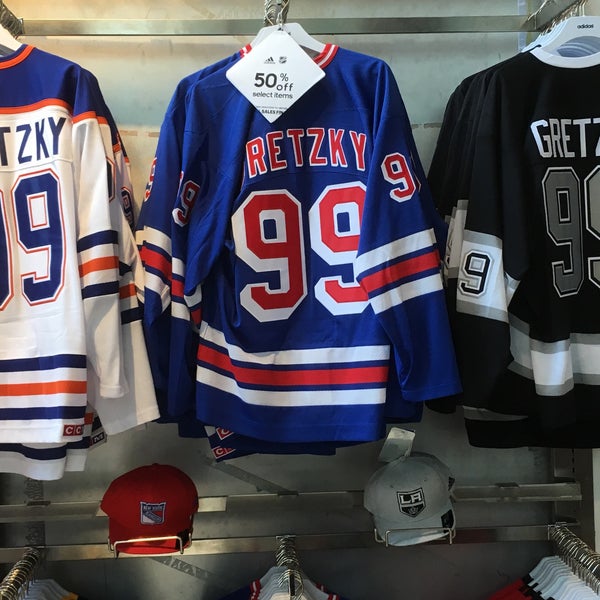 6/18/2018에 Mike M.님이 NHL Store NYC에서 찍은 사진