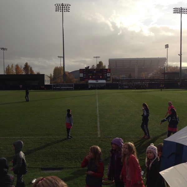 11/3/2013 tarihinde Zoe B.ziyaretçi tarafından Husky Soccer Field'de çekilen fotoğraf