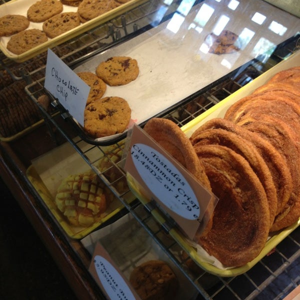 Foto tomada en Golden Crown Panaderia  por Savannah G. el 7/12/2013