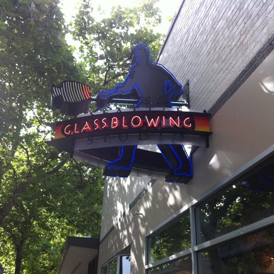 Foto tirada no(a) Seattle Glassblowing Studio &amp; Gallery por Mike M. em 8/18/2011