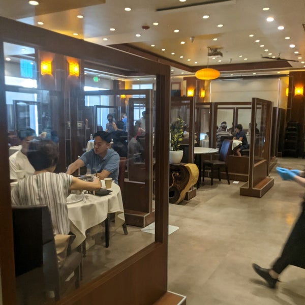 Foto scattata a Lunasia Chinese Cuisine da Crystal C. il 8/3/2021