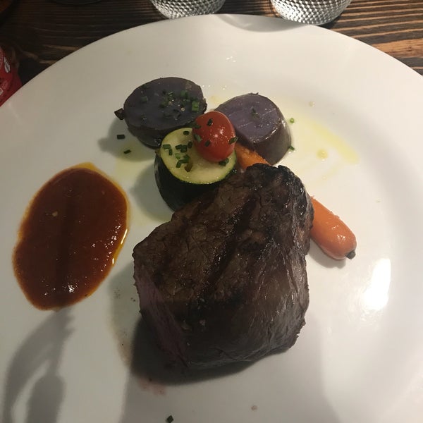 Everybody ate the Argentinian entrecôte/filet. Tender meat, but that was about the only thing on the plate. Half a potato + a tiny carrot doesn't do the steak justice. A little bit too fancy for us.