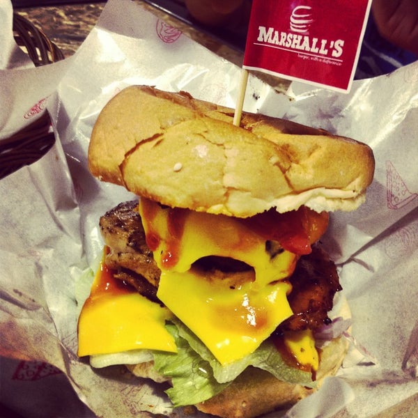 รูปภาพถ่ายที่ Marshall&#39;s Burger โดย Tobe F. เมื่อ 1/8/2013