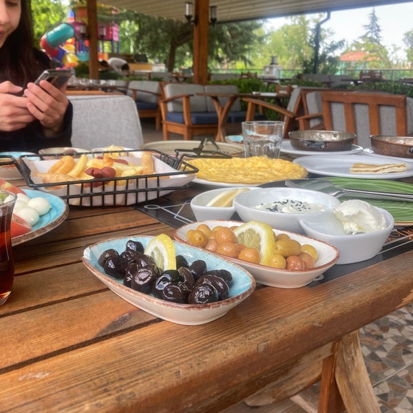 Снимок сделан в Nevîzade Cafe &amp; Restaurant пользователем H&#39;asan K. 5/25/2022