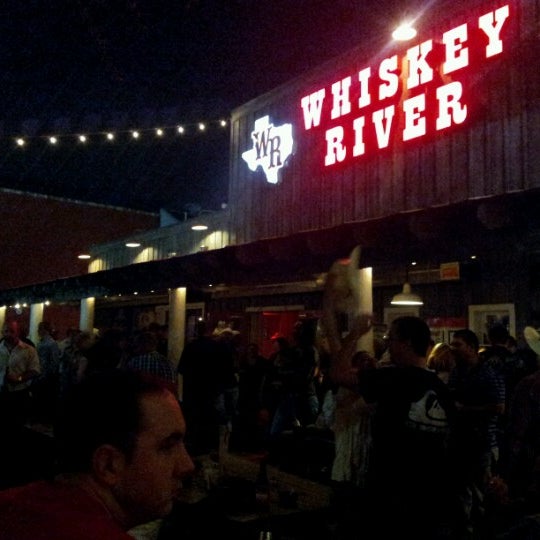 Foto scattata a Whiskey River Dancehall &amp; Saloon da Jason &quot;Danger&quot; D. il 9/16/2012