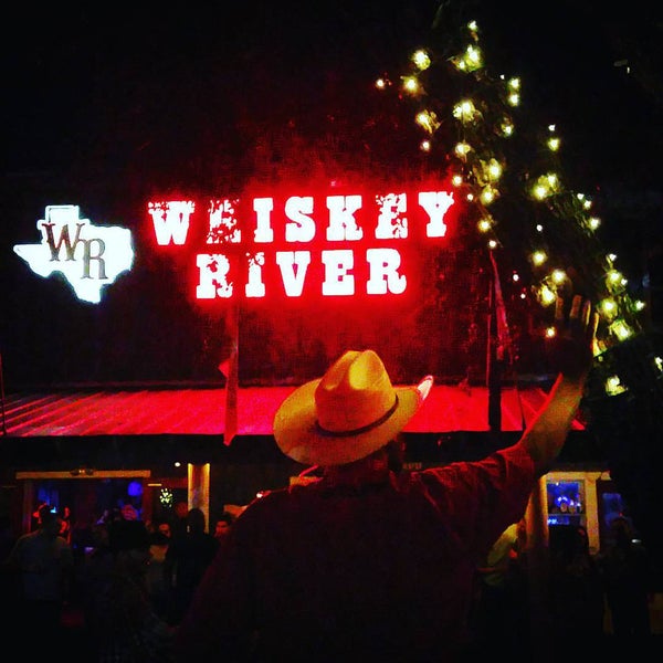 Foto scattata a Whiskey River Dancehall &amp; Saloon da Jason &quot;Danger&quot; D. il 9/18/2015