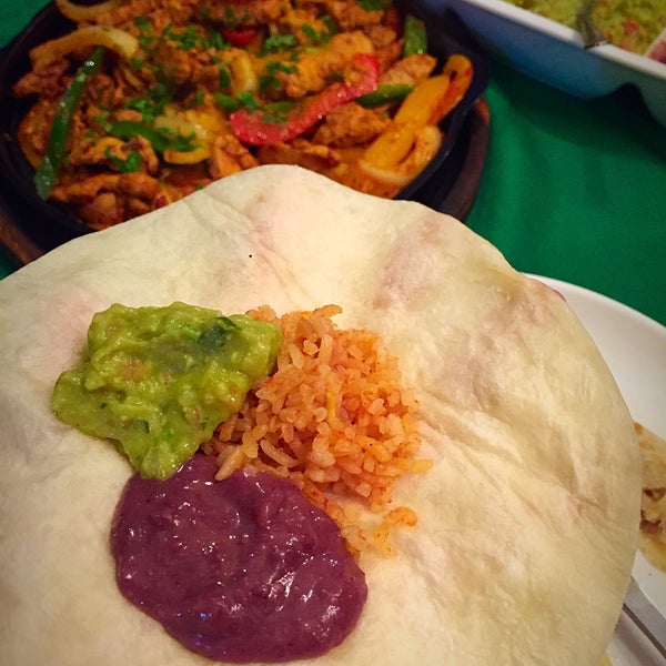 Снимок сделан в Tacos &amp; Salsa пользователем Irina p. 9/25/2015