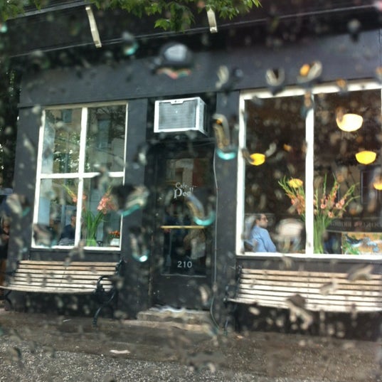 รูปภาพถ่ายที่ Cafe Pedlar โดย Alyssa E. เมื่อ 10/7/2012