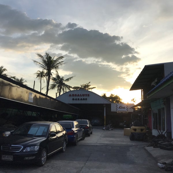 гараж снаружи. гараж. гараж банг. крутой гараж. красивый гараж.