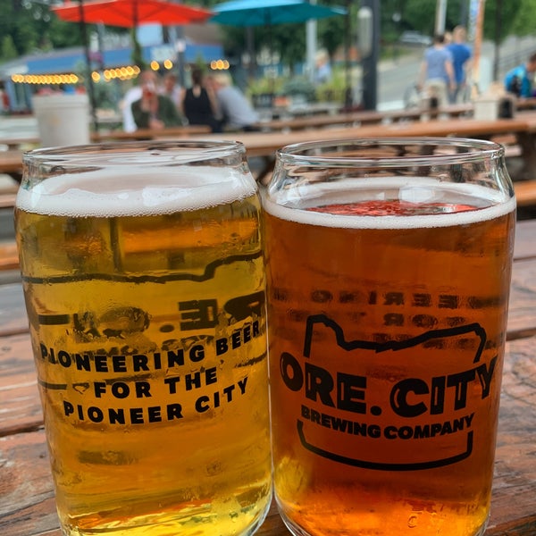 Foto diambil di Oregon City Brewing Company oleh Derek W. pada 7/4/2019