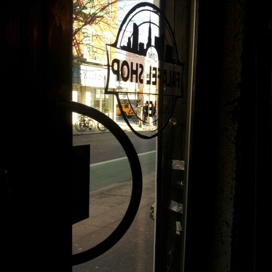 Foto tirada no(a) The Falafel Shop por Michael C. em 12/28/2012