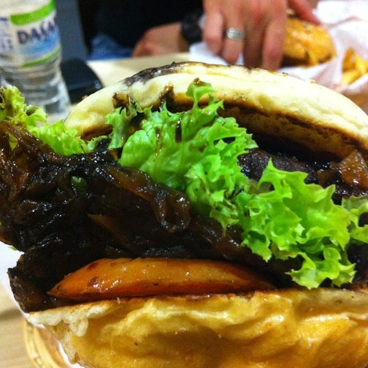 1/17/2013 tarihinde misheyziyaretçi tarafından Burger Junkyard'de çekilen fotoğraf