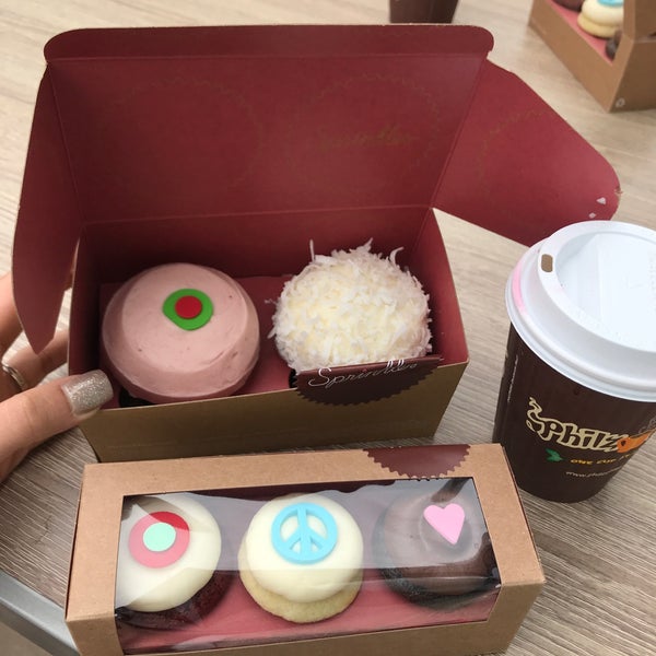 4/15/2018にRがSprinkles Cupcakesで撮った写真