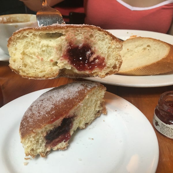 2/10/2018 tarihinde Wendy L.ziyaretçi tarafından Guglhupf Artisan Bakery, Restaurant &amp; Café'de çekilen fotoğraf