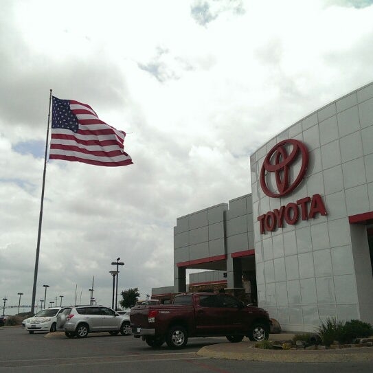 5/22/2014에 -Yvonne M.님이 North Park Toyota of San Antonio에서 찍은 사진