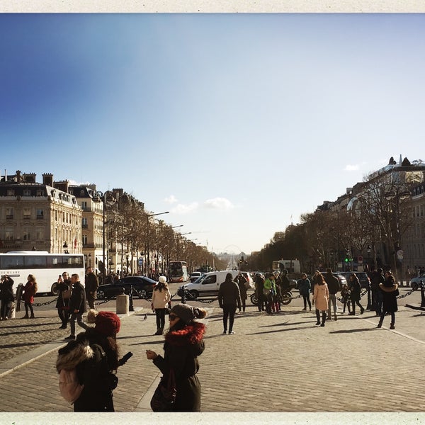 รูปภาพถ่ายที่ La Maison Champs-Élysées โดย xuan h. เมื่อ 2/12/2018