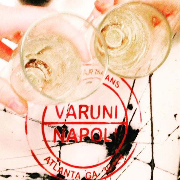 รูปภาพถ่ายที่ Varuni-Napoli โดย Kasey D. เมื่อ 11/20/2015