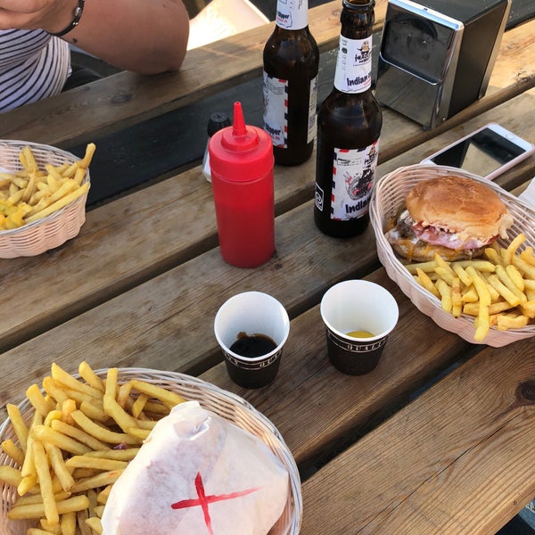 Foto tirada no(a) Tommi&#39;s Burger Joint por Dominika H. em 7/7/2018