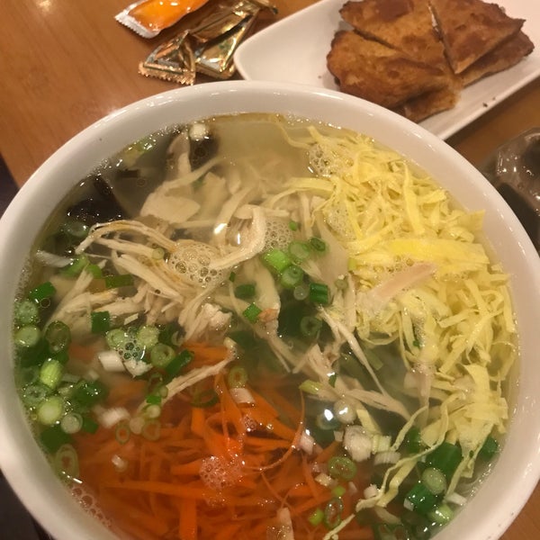 Снимок сделан в Jeng Chi Restaurant пользователем Michelle Rose Domb 4/13/2018