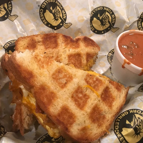 Foto tomada en New York Grilled Cheese Co.  por Michelle Rose Domb el 7/30/2017