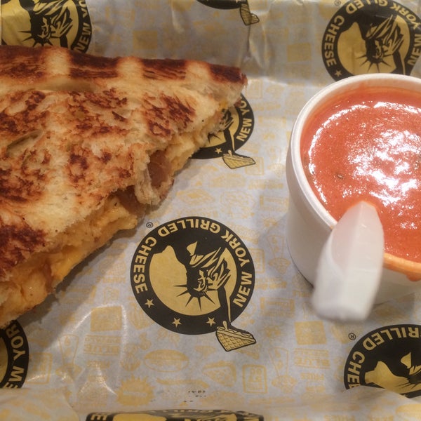 Foto scattata a New York Grilled Cheese Co. da Michelle Rose Domb il 10/16/2016