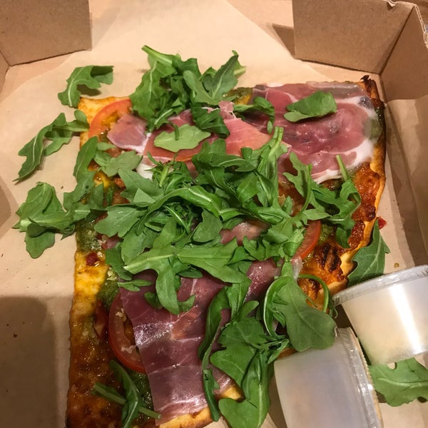 6/26/2018 tarihinde Michelle Rose Dombziyaretçi tarafından Greenville Avenue Pizza Company'de çekilen fotoğraf