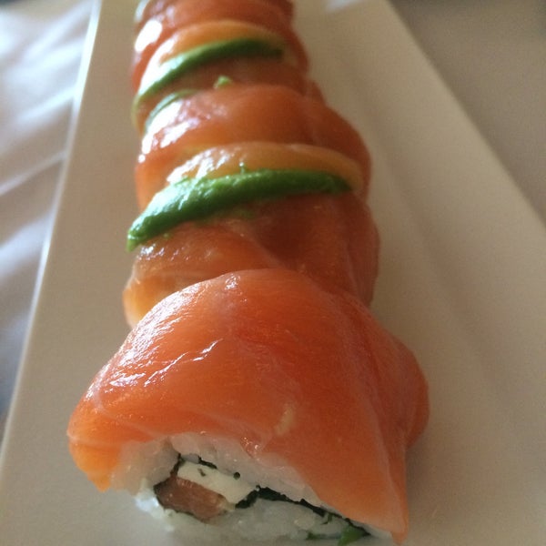Foto diambil di Sushi Chef Japanese Restaurant &amp; Market oleh Michelle Rose Domb pada 9/28/2015