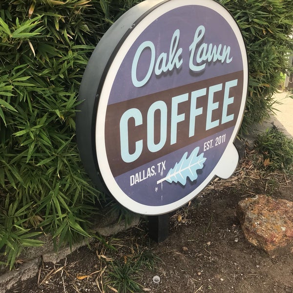 Das Foto wurde bei Oak Lawn Coffee von Michelle Rose Domb am 11/18/2017 aufgenommen
