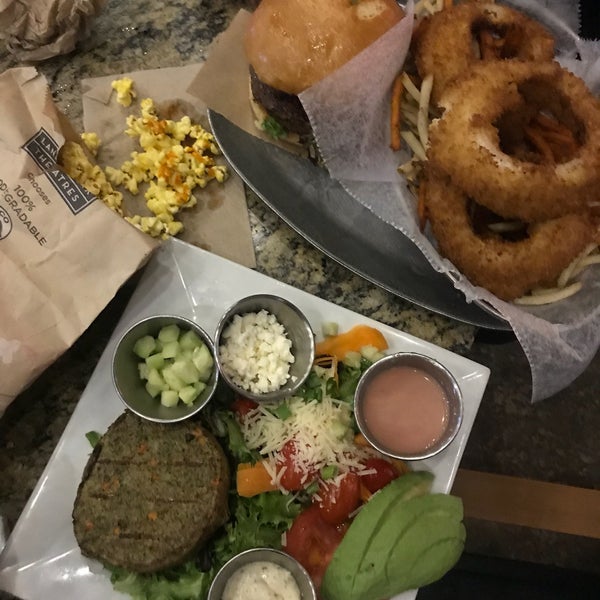5/8/2018 tarihinde Michelle Rose Dombziyaretçi tarafından Village Burger Bar'de çekilen fotoğraf
